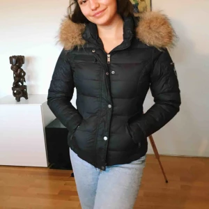  - Figursydd rockandblue jacka. Köpte för runt 4000kr så säljer därför för halva priset. Jackan är knappt använd. Det är äkta mink hår på luvan. 