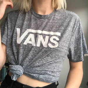  - Vans T-shirt, ganska lång men lätt och styla. Köpt i Prag i butik.