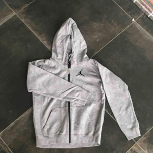  - Nike. Jordan hoodie i mycket fint skick. Obs! Junior-large. Djur- och rökfritt hem. Porto tillkommer. 