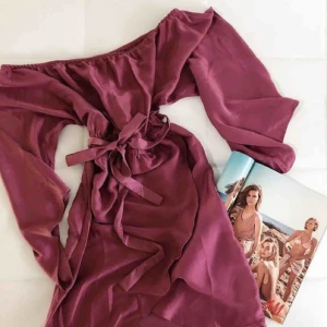  - Off-Shoulder klänning i storlek 34 ifrån NAKD, passar även mig som är 36/38🖤. Frakt tillkommer!