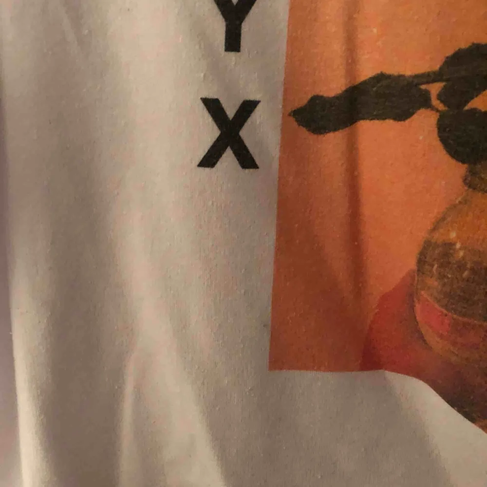 Alyx T-shirt size s  har ett litet märke som visas på sista bilden . T-shirts.