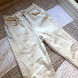  - Garderobsrensning! Byxor fr Urban Outfitters. Säljer pga passar inte mig längre. Strl: W26 L30. Slitningar nertill (se bild). Om fler bilder önskas, skriv! Köparen står för frakten, spårbar frakt går även att ordna! Kan även mötas upp i Sthlm. 