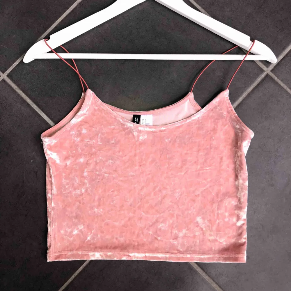 Ett skimrigt, rosa linne ifrån h&m. Storlek S✨ Bra skick, helt som ny då den aldrig kommit till användning. Material: Skönt och stretchigt. Frakt tillkommer. Toppar.