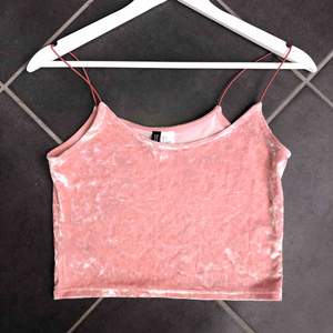 Ett skimrigt, rosa linne ifrån h&m. Storlek S✨ Bra skick, helt som ny då den aldrig kommit till användning. Material: Skönt och stretchigt. Frakt tillkommer