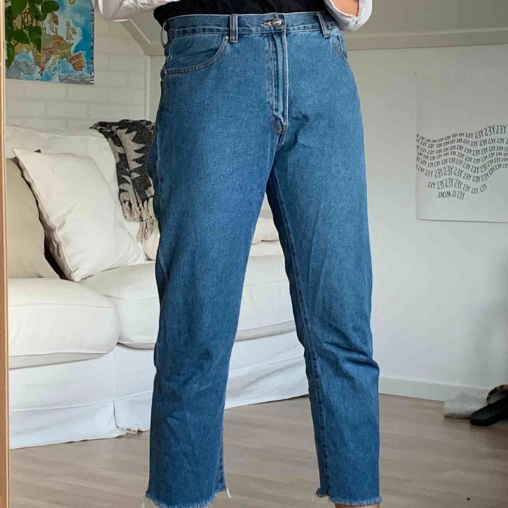 Avklippta jeans i storlek XL. Sitter skönt (lite slappare) på mig som i vanliga har W29. Finns att hämta i Åkersberga eller frakt 60kr. Jeans & Byxor.