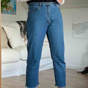 Avklippta jeans i storlek XL. Sitter skönt (lite slappare) på mig som i vanliga har W29. Finns att hämta i Åkersberga eller frakt 60kr