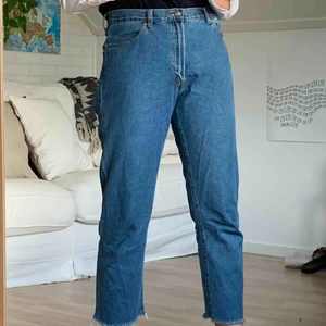  - Avklippta jeans i storlek XL. Sitter skönt (lite slappare) på mig som i vanliga har W29. Finns att hämta i Åkersberga eller frakt 60kr