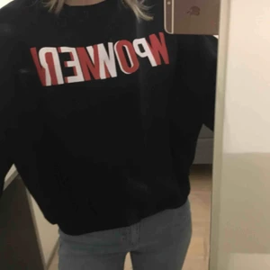  - Sweatshirt med häftigt tryck! 🤙🏼💜 Skön och passar till typ allt. Använd ett fåtal gånger och tar just nu bara upp onödig plats i garderoben! ⚡️🥺 Skriv privat för fler bilder eller info. 