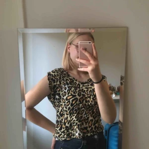  - Leo mönstrad T-shirt. Skönt material. Små hål fram men som knappt syns. 