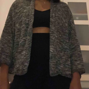  - Mjuk kofta som man kan slänga på över ett linne eller tröja. Modellen är kortare både på ärmarna och längden av koftan. Köpare står för frakt.  