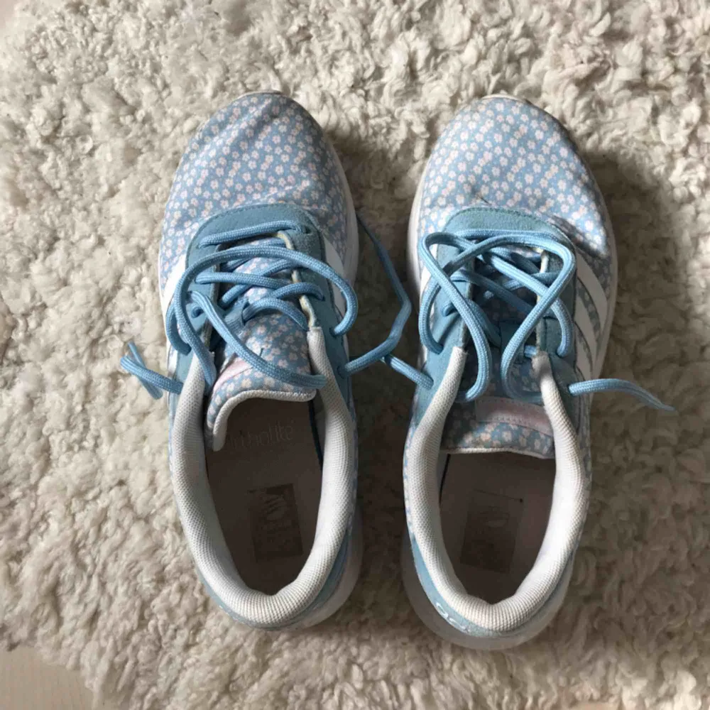 Ljusblåa skor från Adidas💕💕💕. Skor.