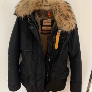 Parajumper denali - Säljer min vinterjacka parajumper Denali (nya modellen) i storlek S. Jättefint skick. Köpt från Johnells Kan mötas upp i Göteborg och Jönköping.