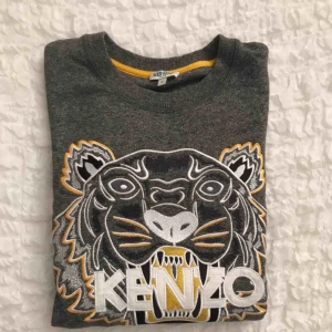  - Snygg Kenzo tröja använd ett få tal gånger , är i god skick . ( Äkta såklart )