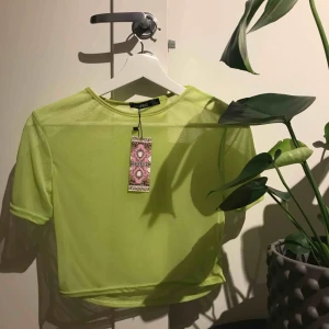  - Croppad top från Boohoo, helt ny med prislappen kvar! Är storlek 40 men är mer som en 36/38. Även fast den aldrig är använd är det några små hål på ryggen! (Se bild) 😊