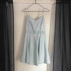  - Superfin klänning i typ jeans tyg i storlek L, men den är insydd så den passar S skulle jag säga! Superfin använd 1 gång. Går att sprätta upp där det är insytt! Hör av er vid frågor!