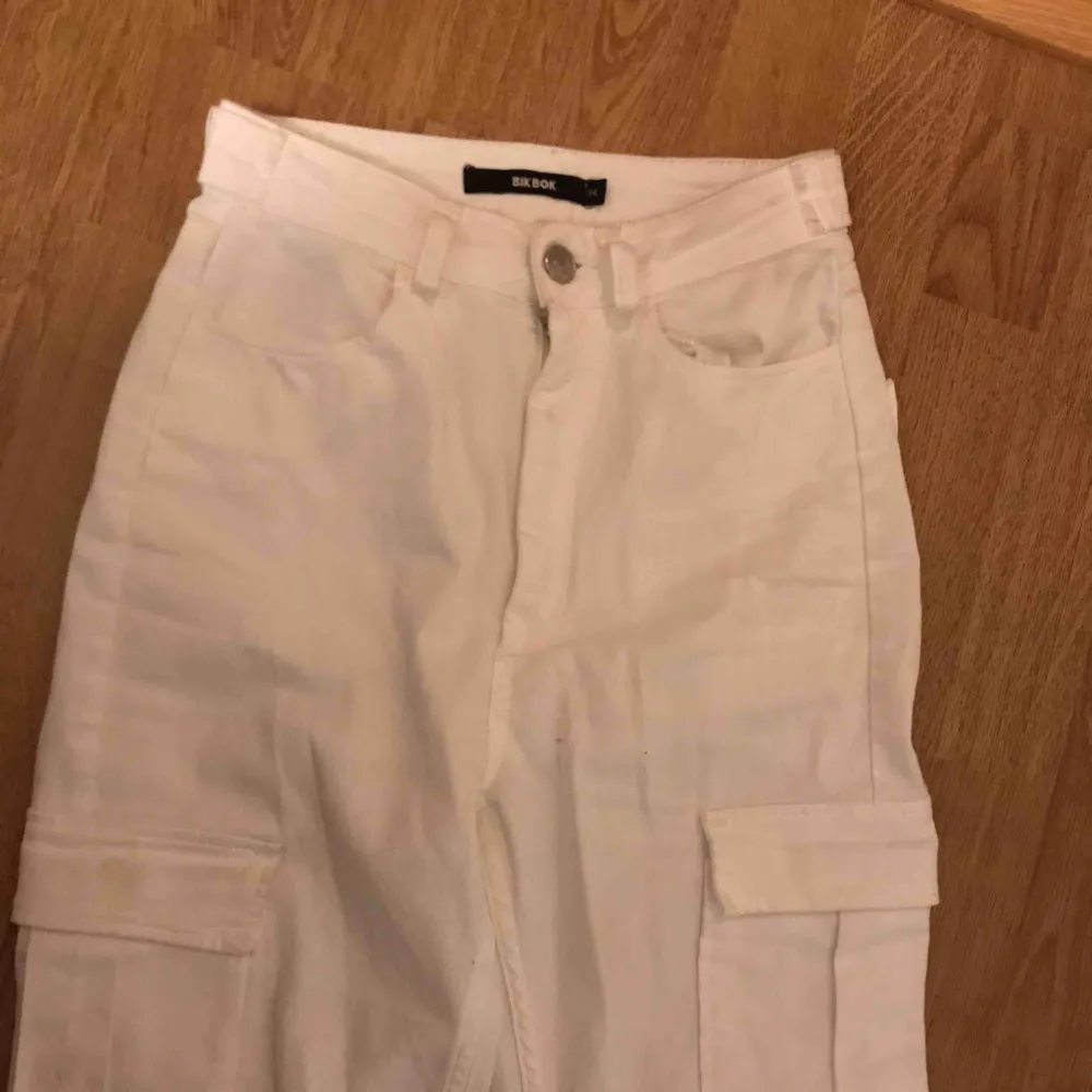 Säljer nu mina vita cargo pants från BikBok. Använda bara en gång. Säljer pågrund av inte riktigt min stil, frakten ingår . Jeans & Byxor.