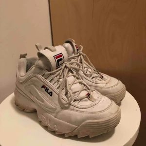  - Vita Fila Disruptor. Bra skick, några få repor men inget som syns. Pris kan diskuteras vid snabb affär🥰 Frakt tillkommer:)