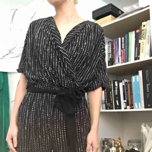  - Sjukt skön byxdress från Indiska. Inköpt för 400:- och sparsamt använd!  Mjukt skönt material som passar lika bra för en hemmakväll som en utekväll! 