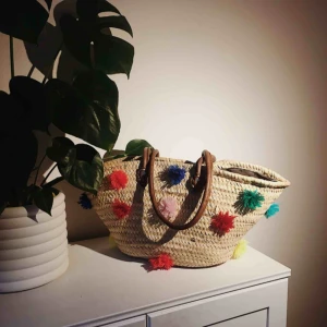  - Stråväska med pompoms. Från de exotiska gatorna i Marrakech! 💜❤️🧡💛💚💙 