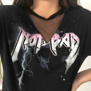  - Oversized t-shirt med texten ” Not Bad ” med mesh V-ringning! Använd några fåtal gånger! Dm vid intresse 🥰
