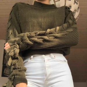  - Supermysig stickad tröja från HM med knutar vid armarna. Använd 1-2ggr