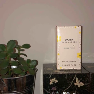  - Skitnice parfym från Marc Jacobs!! Har redan denna i stor och säljer därför. Luktar så gott (blommigt och fräscht) och håller länge kvar doften. Perfekt att ha med till skolan. Helt oanvänd! Du betalar för frakt ca: 15kr