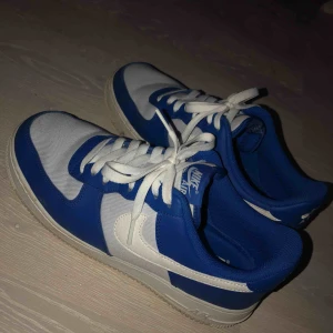  - Ett par Nike air force 1 använda fåtal gånger. Tidigare pris 1100kr. Väldigt fin skick och jätte snygga
