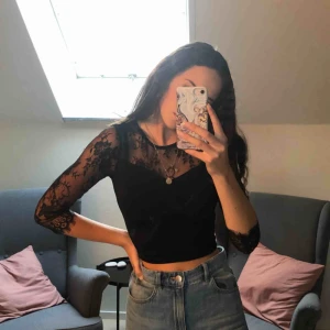  - Skitsnygg svart festtröja med spets! Jättebra kvalitet och aldrig använt. Funkar till det mesta och är perfekt till hösten. Du betalar för frakten. 