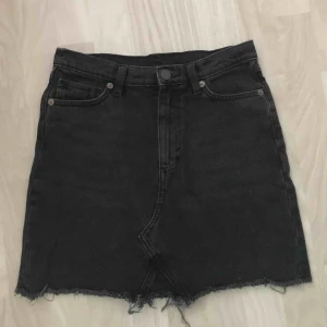  - En vanlig svart jeanskjol. Bra kvalité då jag endast använt den typ två gånger. Säljs pga för liten.