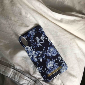  - Ideal of sweden skal. Passar iPhone X och XS. Liten flisa som lossnat på övre delen av skalen. Annars helt och utan sprickor.