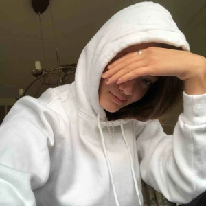  - KRIIIISPIG vit hoodie från H&Ms herravdelning! Storlek XS, passar perfekt på mig med XS/S som storlek. Använd typ 1 gång. Skön och passar till allt 💐