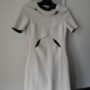 Klänning nelly - Klänning som är köpt på nelly, den är oanvänd och har lapparna kvar! Den är i storlek S och materialet är scuba ( kläningen heter scuba dress...) Den formar kroppen väldigt fint. Skulle haft den på ett event som aldrig blev av och nu passar den inte längre så säljer den! 