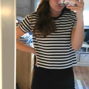  - Svartvit-randig kort t-shirt från H&M! 