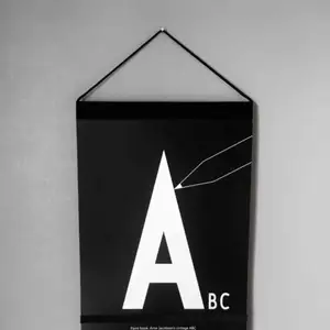▪️Helt ny Design Letters målarbok i storlek A4. Bladen går att riva av. Boken innehåller alfabetetx2 med en bokstav per sida. ▪️Nypris 199kr.