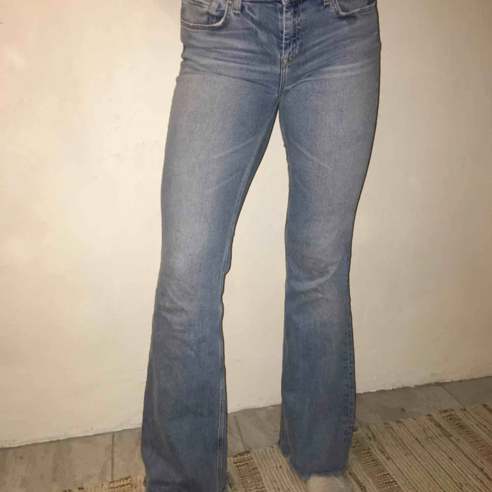 Ett par bootcut jeans från Zara! Hör av er vid intresse! Köparen står för frakt eller möts upp i Trollhättan! Pris kan diskuteras!!!☺️☺️☺️. Jeans & Byxor.