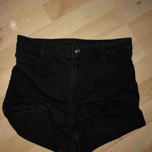 Högmidjade svarta shorts 