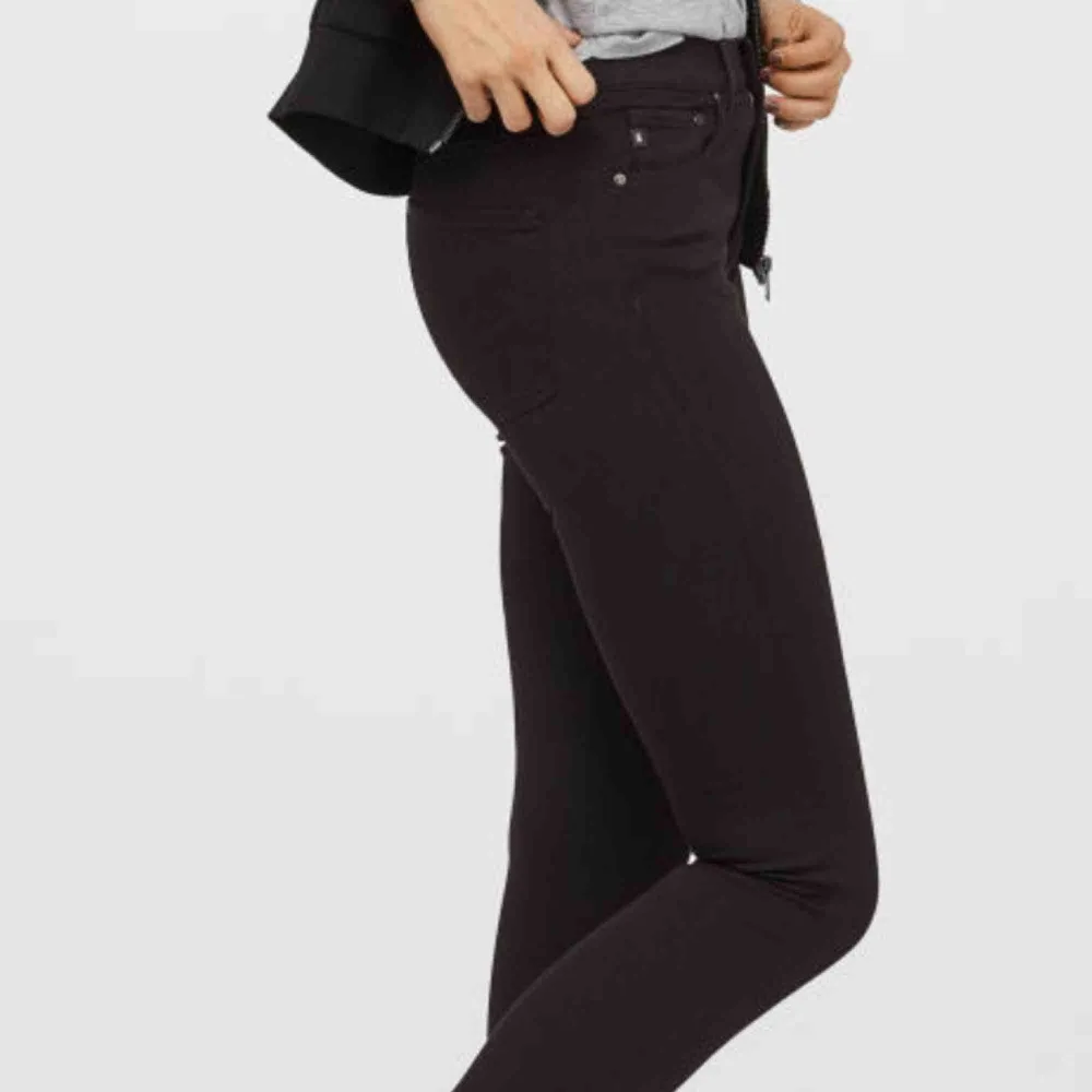 Skinny regular waist &denim från HM  Slutsålda på nätet!!   Aldrig använda (tyvärr för små för mig). Jeans & Byxor.