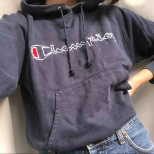  - Mörkblå champion hoodie i strl S. Frakt tillkommer💕