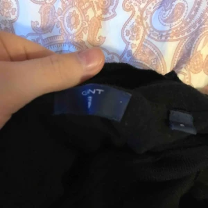  - En svart gant polo. Perfekt nu till hösten! Fick i present av min syster förra året och säljer PG av att den inte kommer till användning. 