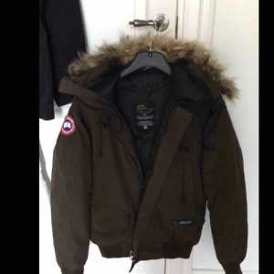  - Äkta canada goose jacka storlek xs men mer som M /L