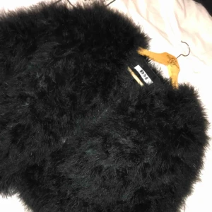  - Strutspäls jacka från märket Dennis Maglic, använd fåtal gånger. Säljer pga använder aldrig. Köparen står för frakt. Nypris 1000