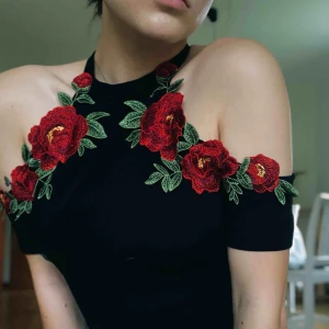  - Supersöt kort klänning med broderade blommor pch bara axlar.  Den är i storlek M, men kan tänka mig att den skulle passa S också. Bara använd en gång, så den är i princip i nyskick. Frakt på 30kr tillkommer! 💖💖💖