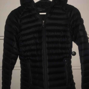  - Jacka från peakperformance, använd ett fåtal gånger. Marinblå färg.