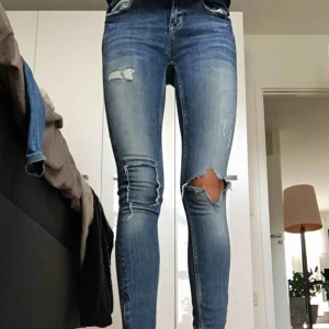  - Ett par jeans men en defekt på ena höften men är annars i bra skick