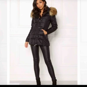  - säljer min älskade hollies jacka. Köpt för drygt 2 år sedan (2800kr i orginalpris), knappt använd och i bra skick, frakt + 60kr. 