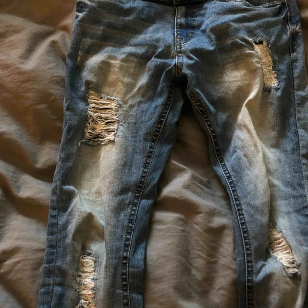 Blå, jeans med slitningar (köpte dem så) ganska små och tajta, därför jag säljer dem för har växt ur de. Köparen står för frakt . Jeans & Byxor.