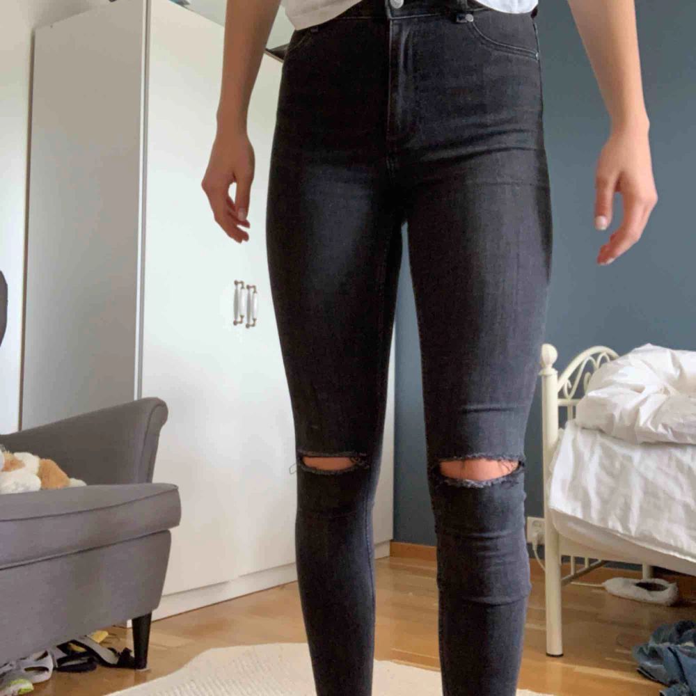 Snygga grå svarta jeans, endast använda en gång!. Jeans & Byxor.