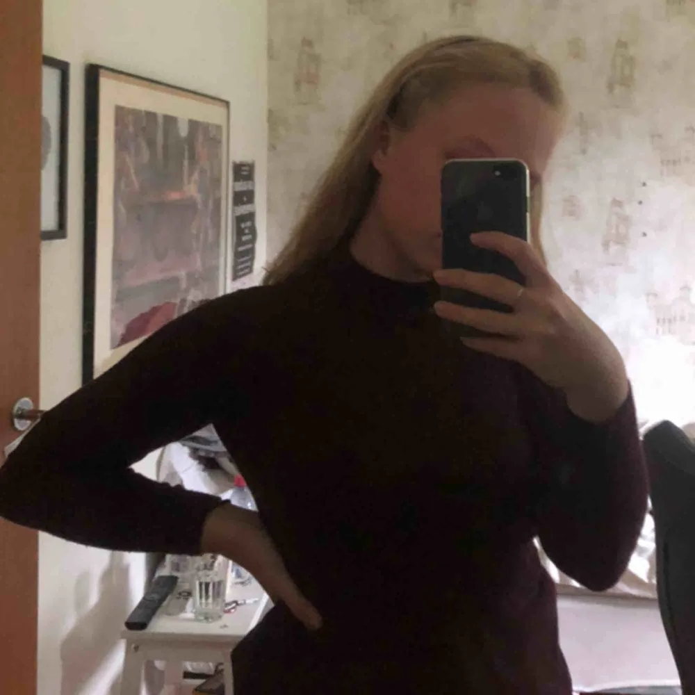 Jag säljer en av mina favvis-tröjor då den inte kommer till samma användning längre. Det är en flitigt använd vinröd turtle neck i mycket fint skick. Pris 80kr. Frakt tillkommer. Hör av dig om du har frågor💕. Tröjor & Koftor.