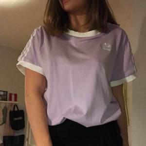 En violfärgad adidas t-shirt använd fåtal gånger