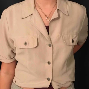  - Fin beige skjorta med lite vintagevibes! 